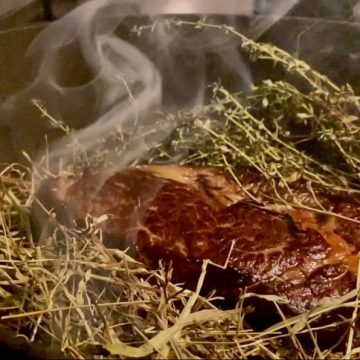 Recette de Côte de Bœuf Fumée au Foin avec Crème au Lard Fumé